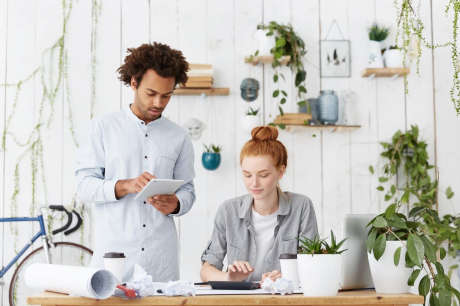 Équipe travaillant ensemble sur analyse financière collaborative