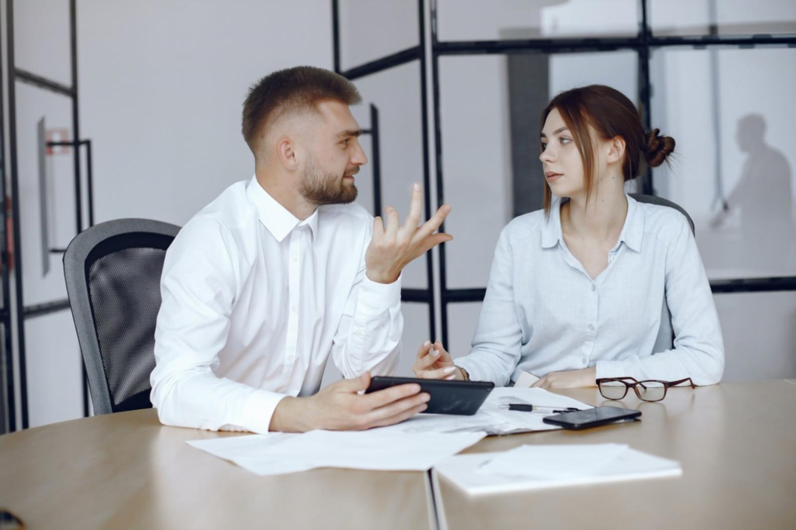 Équipe d'analystes financiers travaillant sur des rapports comparatifs